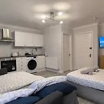 Parkside Studio Retreat, 5 Min From Station ,R2