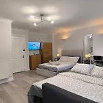 Parkside Studio Retreat, 5 Min From Station ,R2